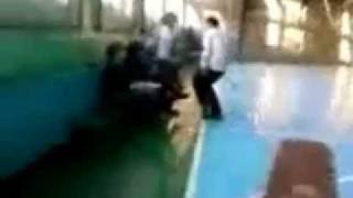 поцана бьют  девачки