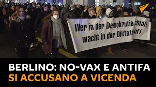 #Berlino: no-vax e antifa si accusano a vicenda