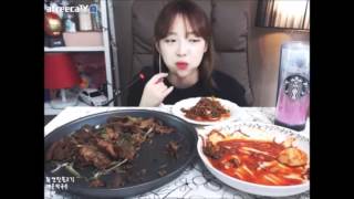 Кореянка кушает порцию на 3-их Mukbang
