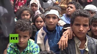 Niños yemeníes protestan contra el bombardeo saudita contra un autobús de escolares