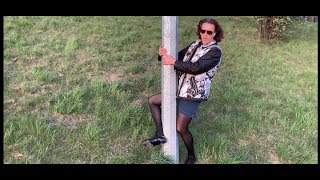 Бомжиха в мини юбке  соблазняет мальчиков