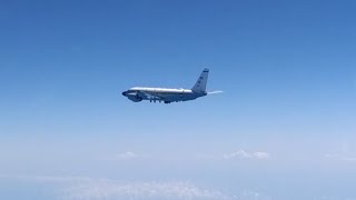 Российский Су-27 перехватил самолёты-разведчики США над Чёрным морем — видео