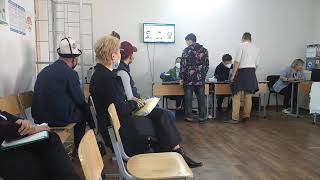 Выборы 2021: На участке №1245 в городе Бишкек наблюдатели от партии отмечают избирателя
