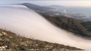 Spectacol pe cer: Norii „curg” din munți și se topesc în aer