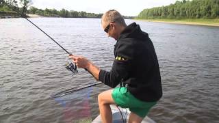 Воблер SALMO THRILL в руках Дениса.
