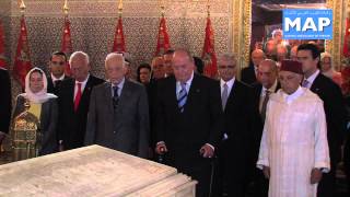 SM le Roi Juan Carlos 1-er d'Espagne visite le Mausolée Mohammed V