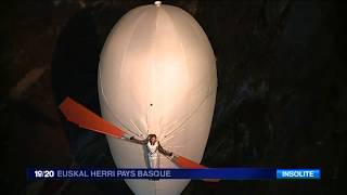 L'Aéroplume, un ballon dirigeable volant dans la grotte de la Verna