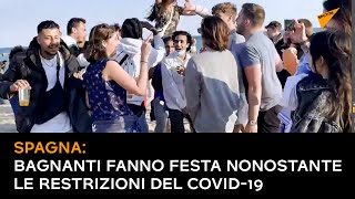 Spagna: bagnanti fanno festa nonostante le restrizioni del COVID-19