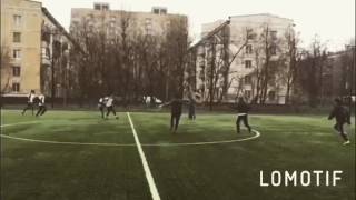 Удар внутренней частью подъёма левой ноги (низом) в дальний угол ворот