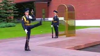 Почётный караул у вечного огня An honor guard at the Eternal Flame 仪仗队 名誉ガード حرس الشرف