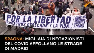 Spagna: migliaia di negazionisti del COVID affollano le strade di Madrid