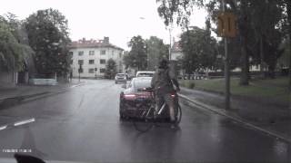 Syklist forgriper seg på rompa til en Porsche :D :D
