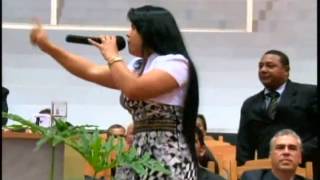 CANTORA  ELIANE  FERNANDES  NO GRANDE  TEMPLO  DE  SINOP