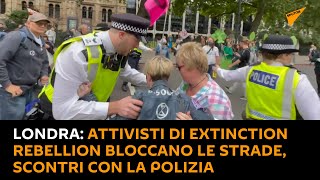 Londra: attivisti di Extinction Rebellion bloccano le strade, scontri con la polizia