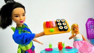 Куклы БАРБИ готовят суши. Игрушки для девочек