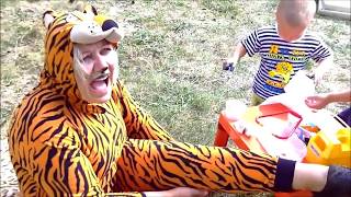 Тигр поранил лапку, Маша спешит на помощь ! Веселое видео для детей