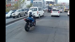 Красивая мотоциклистка на спорте. Будни. Сквозь пробки Владивостока