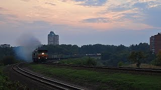 Тепловоз 2ТЭ10У-0067 набирает скорость и СИЛЬНО ДЫМИТ!
