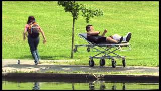 Homme avec jambe cassée tombe à l'eau !