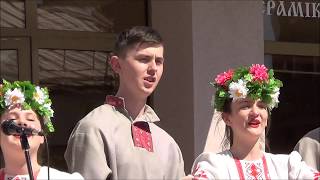 Хор Брестского музколледжа поет народные песни...