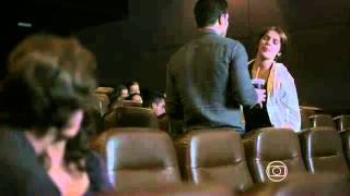 Pedro se incomoda com o beijo de Karina e Zé