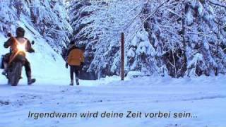 Motorrad BMW F 650 GS im Schnee mit Schneeketten (Winter motorbike on snow)