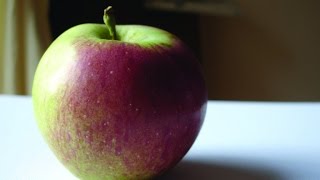 Лайфхак- как разделить яблоко с помощью пальца/ Apple with finger