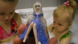 Играем и купаемся в ванной с кристаллами и куклами