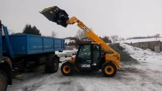 JCB 525 - 60  LOADALL loading  crushed stone