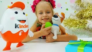 Киндер выбирают новогодние подарки для друзей. Видео для детей