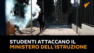 #Grecia: studenti attaccano il ministero dell'Istruzione contro le protezioni Covid nella scuola