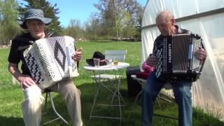 Rune 93 år och Arne spelar "Silvermåne över bergen" på dragspel och diskuterar