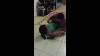 Filha tentando derrotar o pai..
