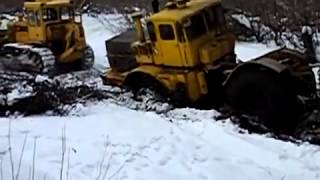 bulldozer pulls Kirovets K-700 | бульдозер вытягивает Кировца из грязи