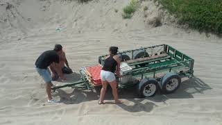 Tres boludos encajados en la arena