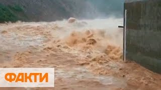 В Китае наводнение смыло туристов в ущелье - 13 погибших