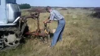 Трактор Т74 выкарачивает пеньки