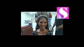 A minutos de iniciar el show de coronación, Anabel I saluda al pueblo cruceño