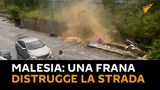 #Malesia: una frana distrugge la strada