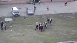 Fight Video Жесть!!Драка во дворе дома,один против толпы!!!