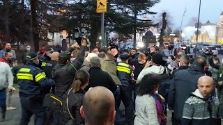 Протесты в Кутаиси: драка с полицией и задержания участников акции
