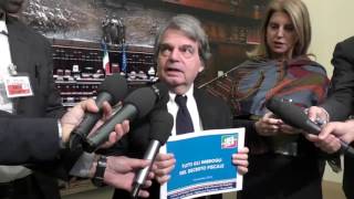 Brunetta come Sordi, spiega i giornalisti la “ripresa americana con la pistola”