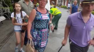 Отдых в Крыму, меняют скамейки на набережной Ялты. #Аренда в Крыму,детские путевки, отдых.