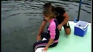 Delfino vuole far SESSO CON UNA RAGAZZA Dolphin Has Sex With Woman