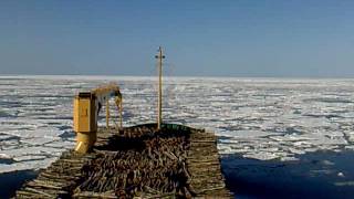 Море замерзло.Судно во льду.Ледовый класс судна. Frozen sea. Ship moving through ice.