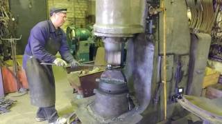 Уничтожения шара для Петанка кузнечным молотом