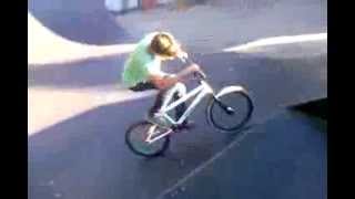 BMX - manual to footplant 180 drop