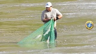 Mira Como los PESCADORES Pescan con Red de Mano en aguas Torrentosas de río