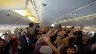 Hinchadas Argentinas Cantando en el avion