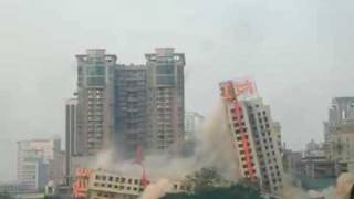 Неудачный снос здания / Unsuccessful pulling down of a building